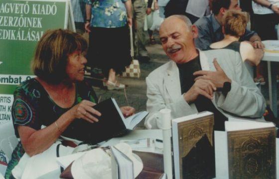 Kulcsár Katalinnal a Vörösmarty téren – Könyvhét, 2001