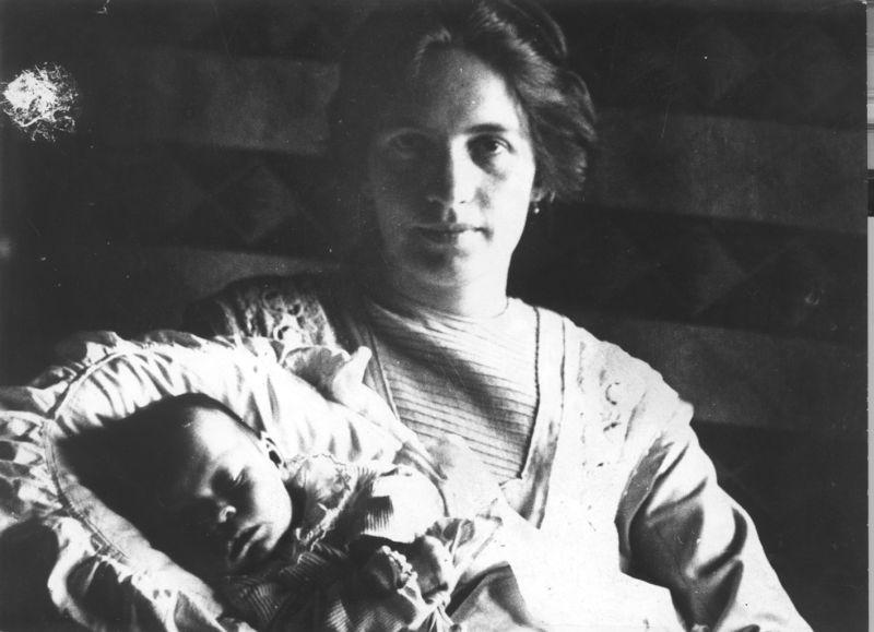 Jékely Zoltán édesanyjával, Schéfer Idával (1913)