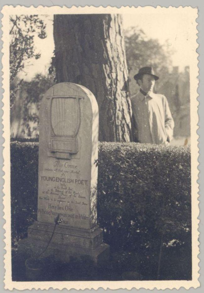 Jákely Zoltán John Keats sírjánál, Rómában (1940)