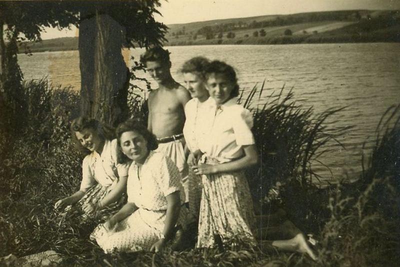 Bicske környéki kirándulás. Lakatos István, Fekete Júlia, Fekete Irén, Horváth Éva és Horváth Péter menyasszonya (1944 nyara)