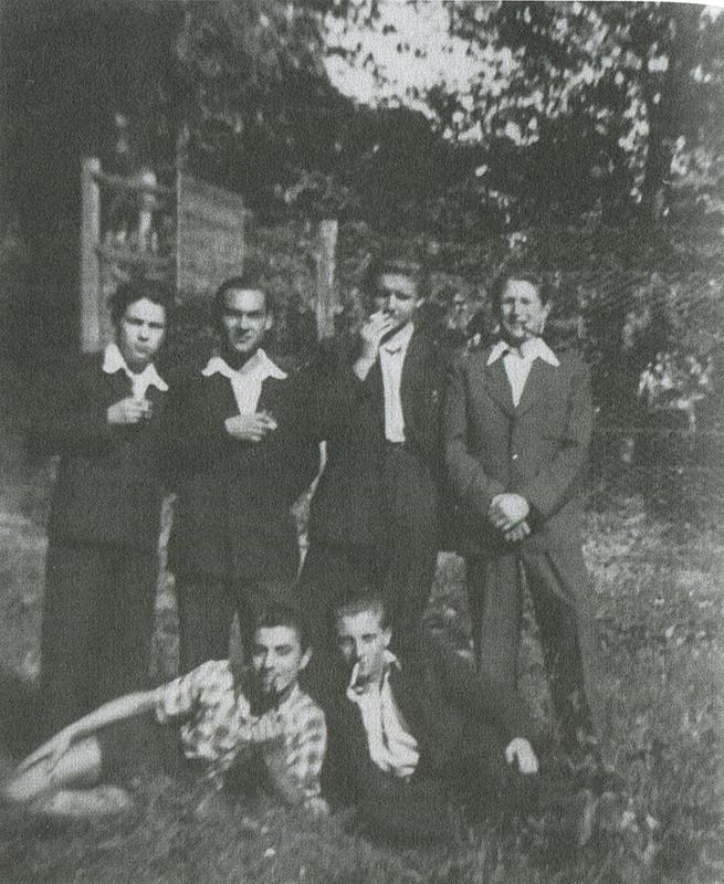 Gimnáziumi osztálytársaival a csurgói gimnázium parkjában. Az álló sorban balról a harmadik Bertók László (1953)
