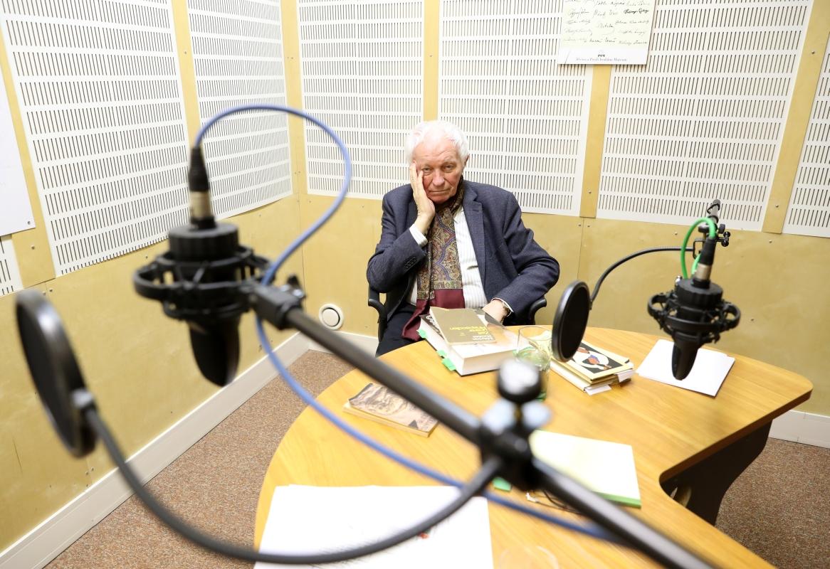 Kalász Márton felolvassa műveit a PIM stúdiójában (fotó: Belicza László; 2017. december 14.)