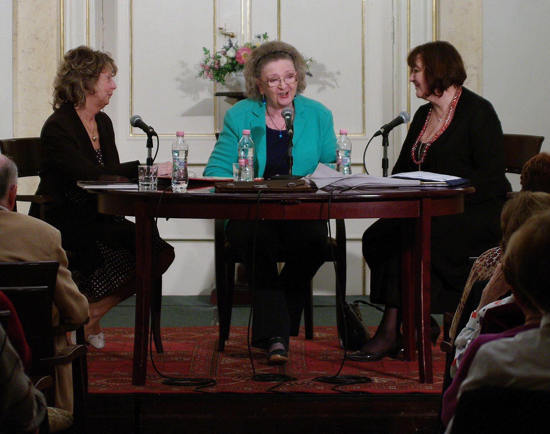 Liptay Katalin, Jókai Anna és Havas Judit a Tárgyeset című beszélgetéssorozat estjén (2015, PIM)