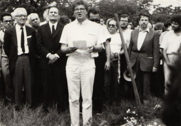 Nagy Gáspár saját versét szavalja az Új Köztemető 301-es parcellájában. A háttérben Fónay Jenő és Kőszeg Ferenc (1988. június 16.)