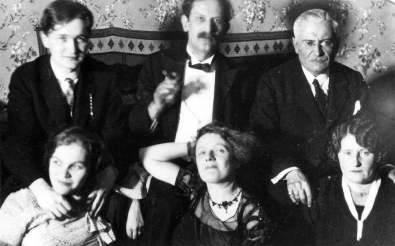 Németh László, Babits Mihály, Farkas Zoltán, Németh Lászlóné, Török Sophie és Farkas Zoltánné ( Attila úti lakás, 1931 szilvesztere)