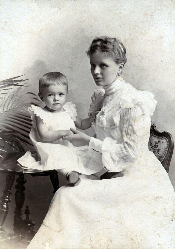 Németh László édesanyjával 1902-ben