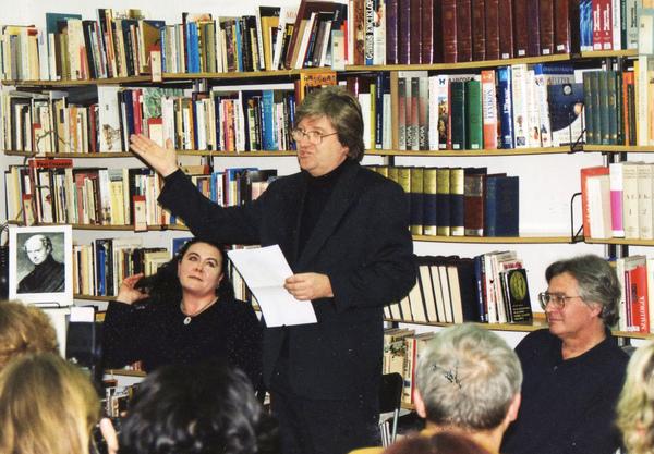 Olasz Ferenc könyvbemutatóján Maczkó Máriával a martonvásári könyvtárban (2003)