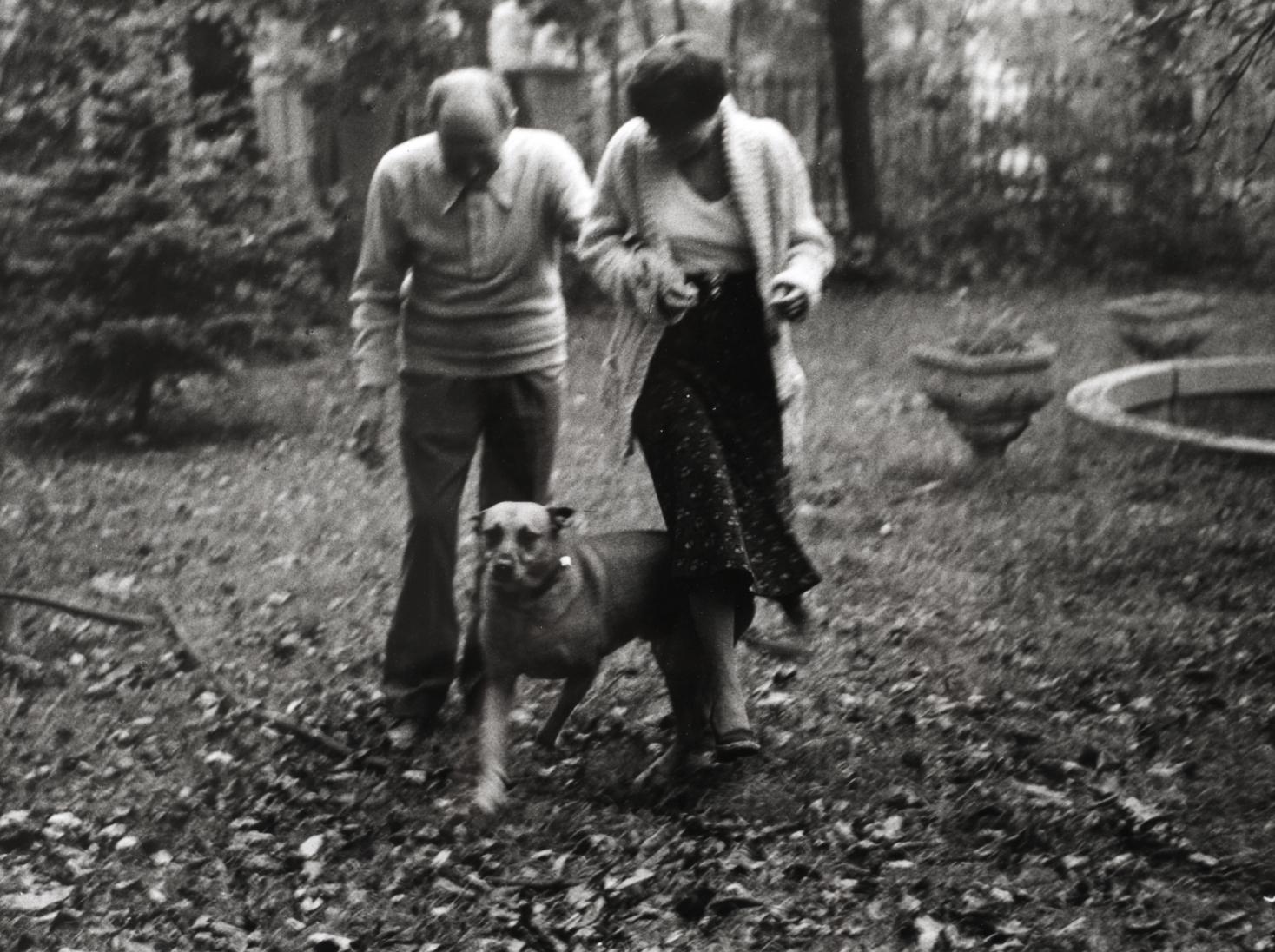 Örkényék Jöttivel a pasaréti kertben (1980)