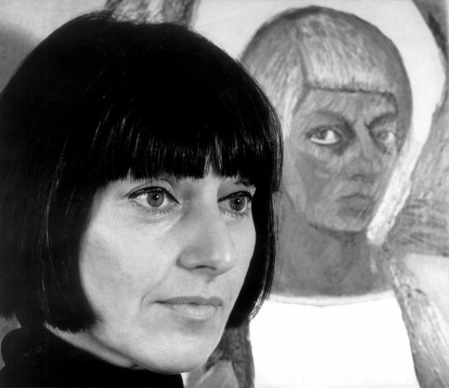 Szécsi Margit Nagy László képe előtt, 1973. (Fotó: Balla Demeter)